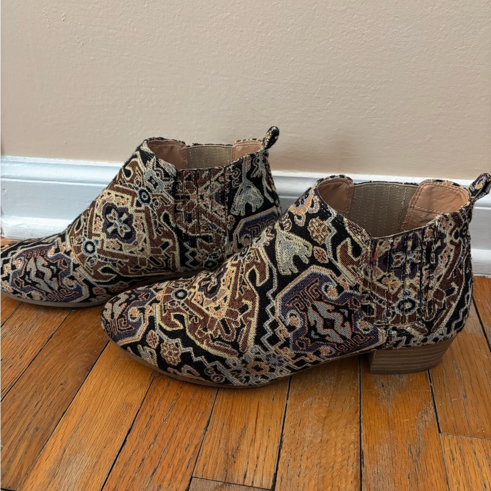 🩷American Eagle Outfitters Multicolor Patterned Ankle Boots